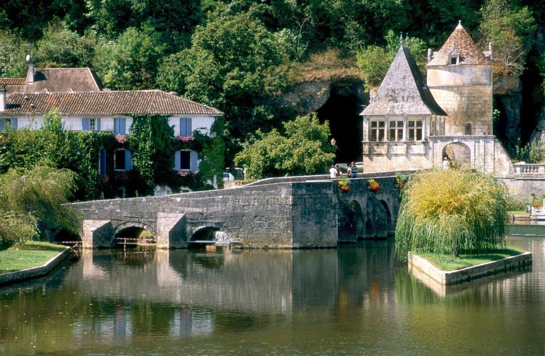Photo of Buildings in Saint-Front-la-Riviere