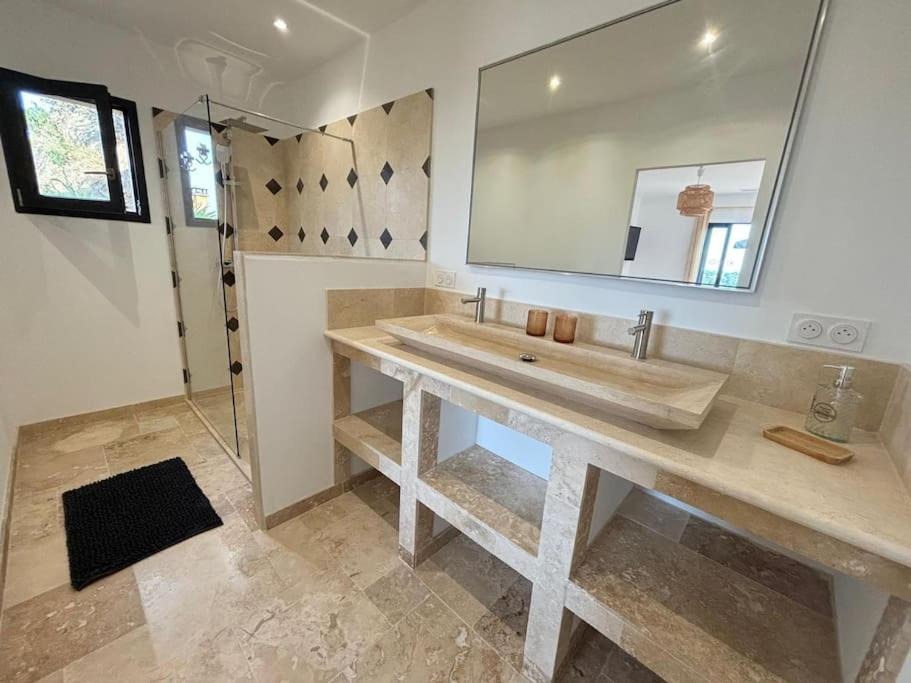 Photo of Bathroom in Beaumes-de-Venise