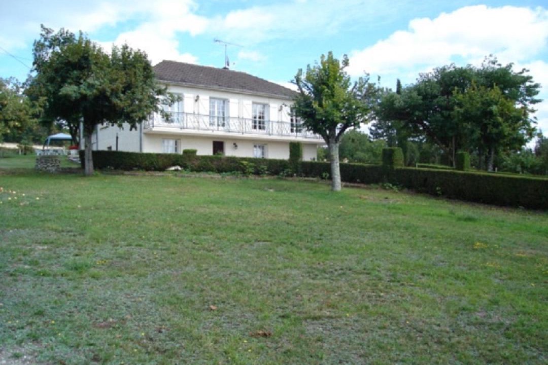 Photo of Buildings in Mensignac