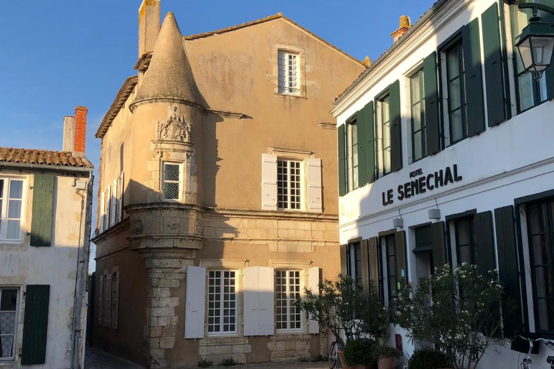 Photo of Buildings in Ars-en-Re