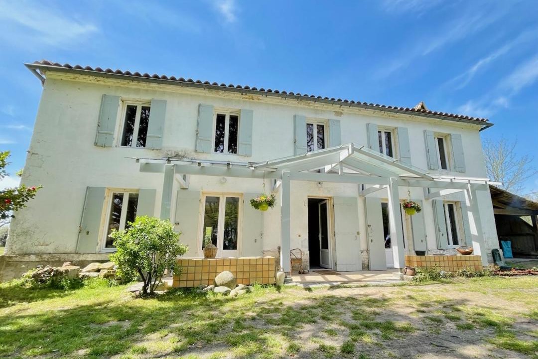 Photo of Buildings in Hostens