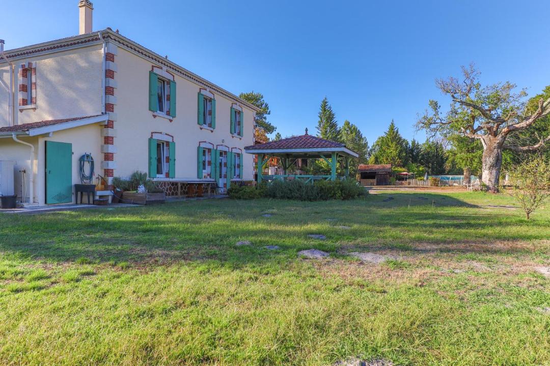 Photo of Buildings in Trensacq