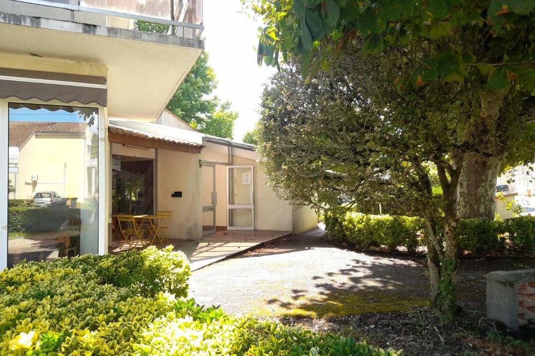 Photo of Buildings in Etauliers