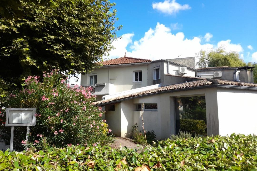 Photo of Buildings in Etauliers