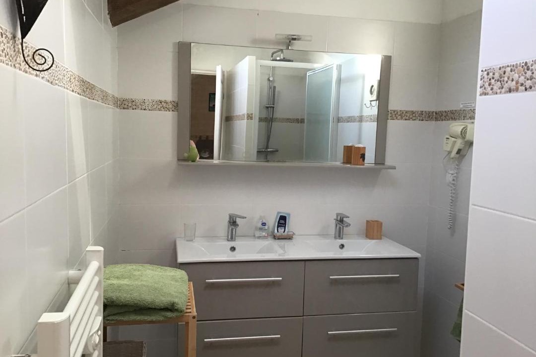Photo of Bathroom in Heugas