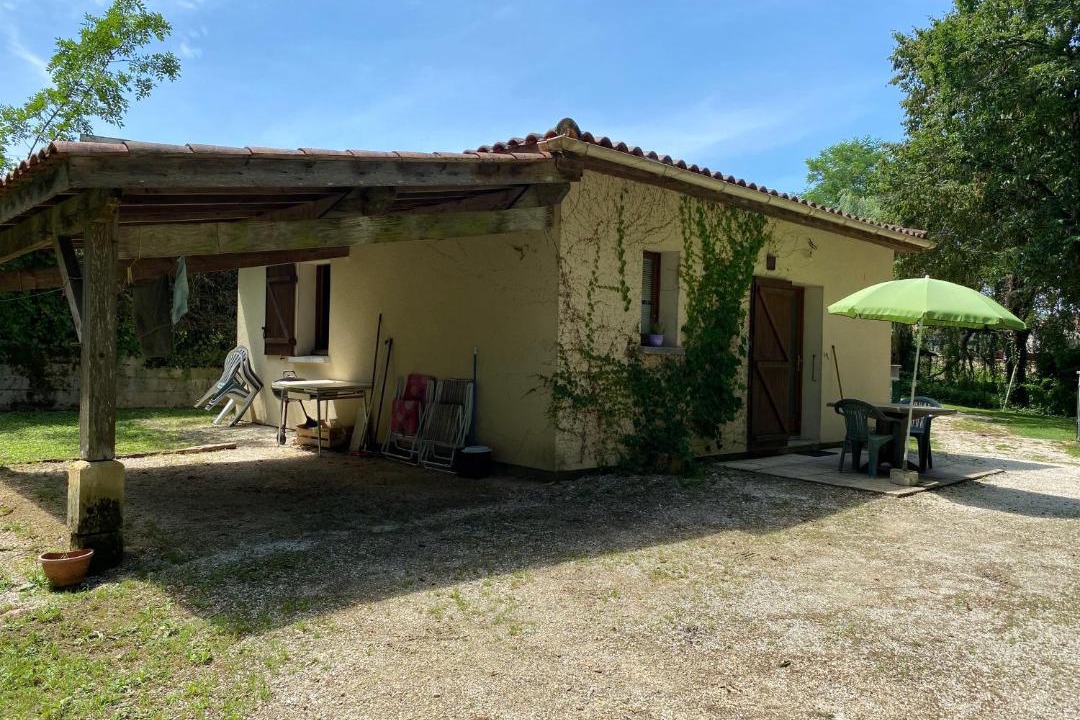 Photo of Buildings in Saint-Julien-de-Lampon