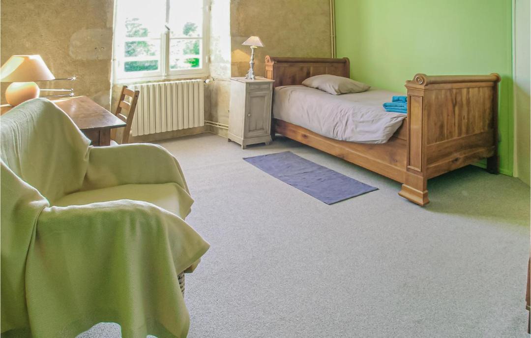 Photo of Bedroom in Saint-Maixent-de-Beugne