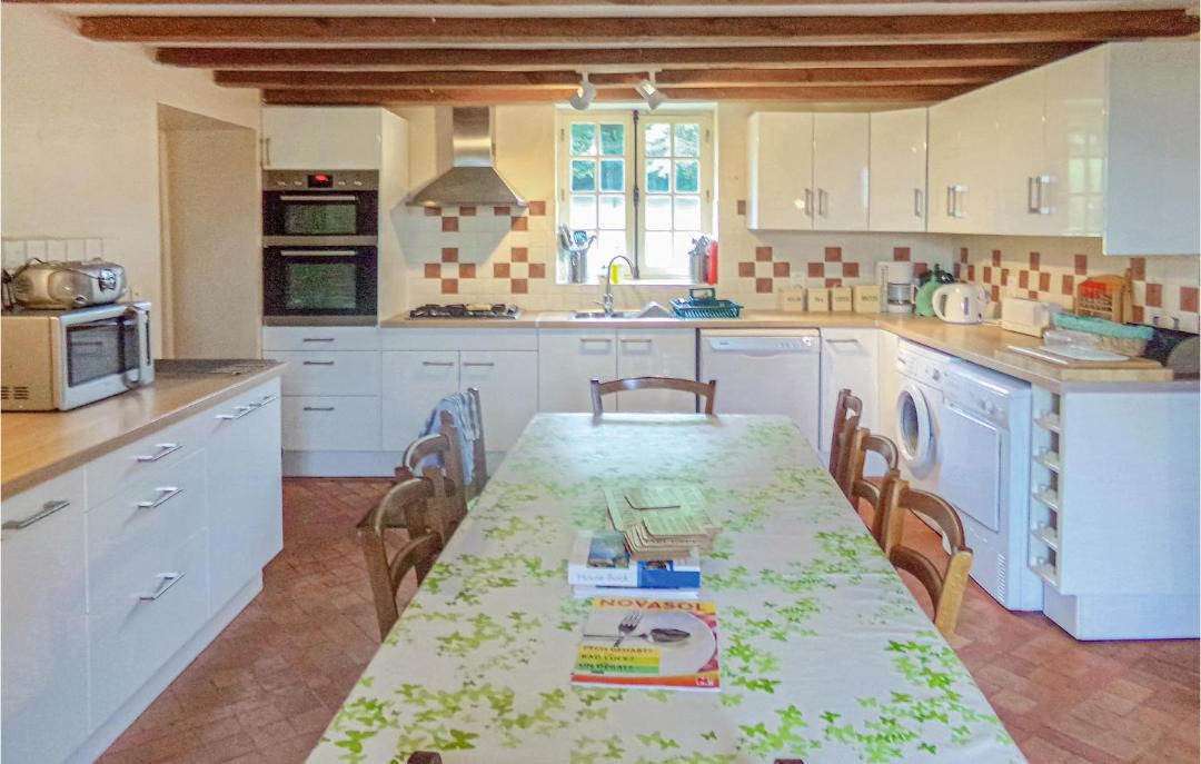 Photo of Kitchen in Eglise-Neuve-d'Issac