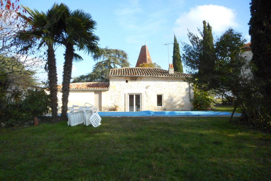 Photo of Buildings in Laroque-Timbaut