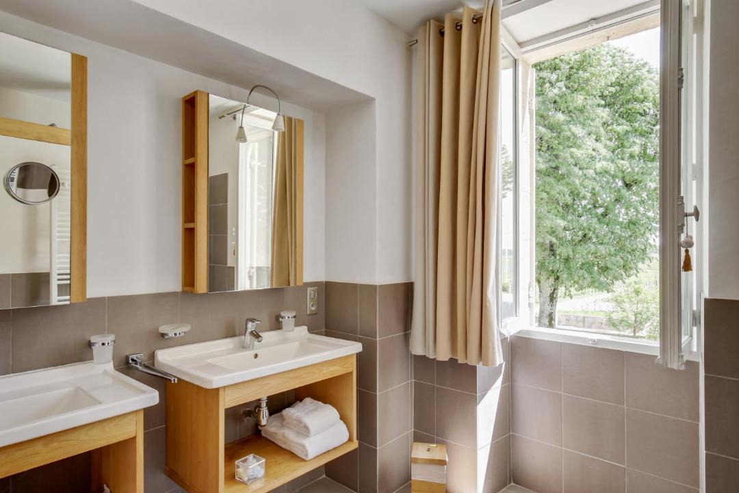 Photo of Bathroom in Saint-Etienne-De-Lisse