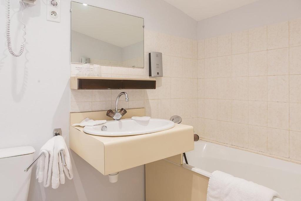 Photo of Bathroom in Etauliers