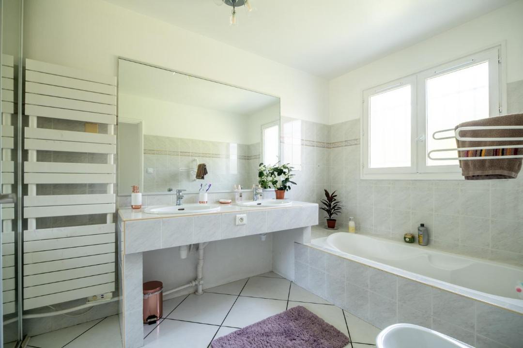 Photo of Bathroom in Messanges