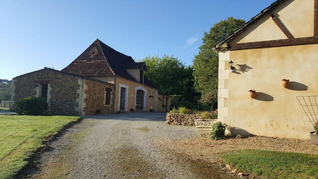 Photo of Buildings in Salon
