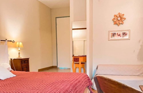 Angoume House | Guest House 'Chambre D'hote Albizia' with Mountain View, Wi-Fi and Air Conditioning
