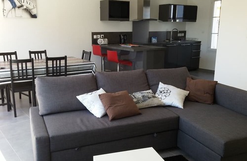 Port District House | Spacious house with swimming pool close to the beach