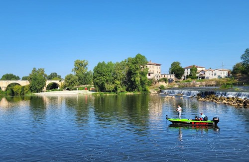 Aiguillon House | Vacation Home "Gîte Au Bord Du Lot" with Private Terrace, Private Garden & Wi-Fi
