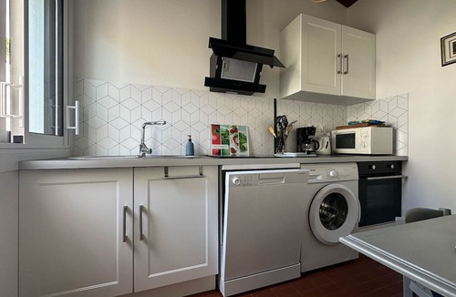 La Palmyre House | Renovated 2BR Villa near Beach & Shops - La Palmyre