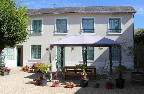 La Roche-Posay Apartment | Quelques Fleurs